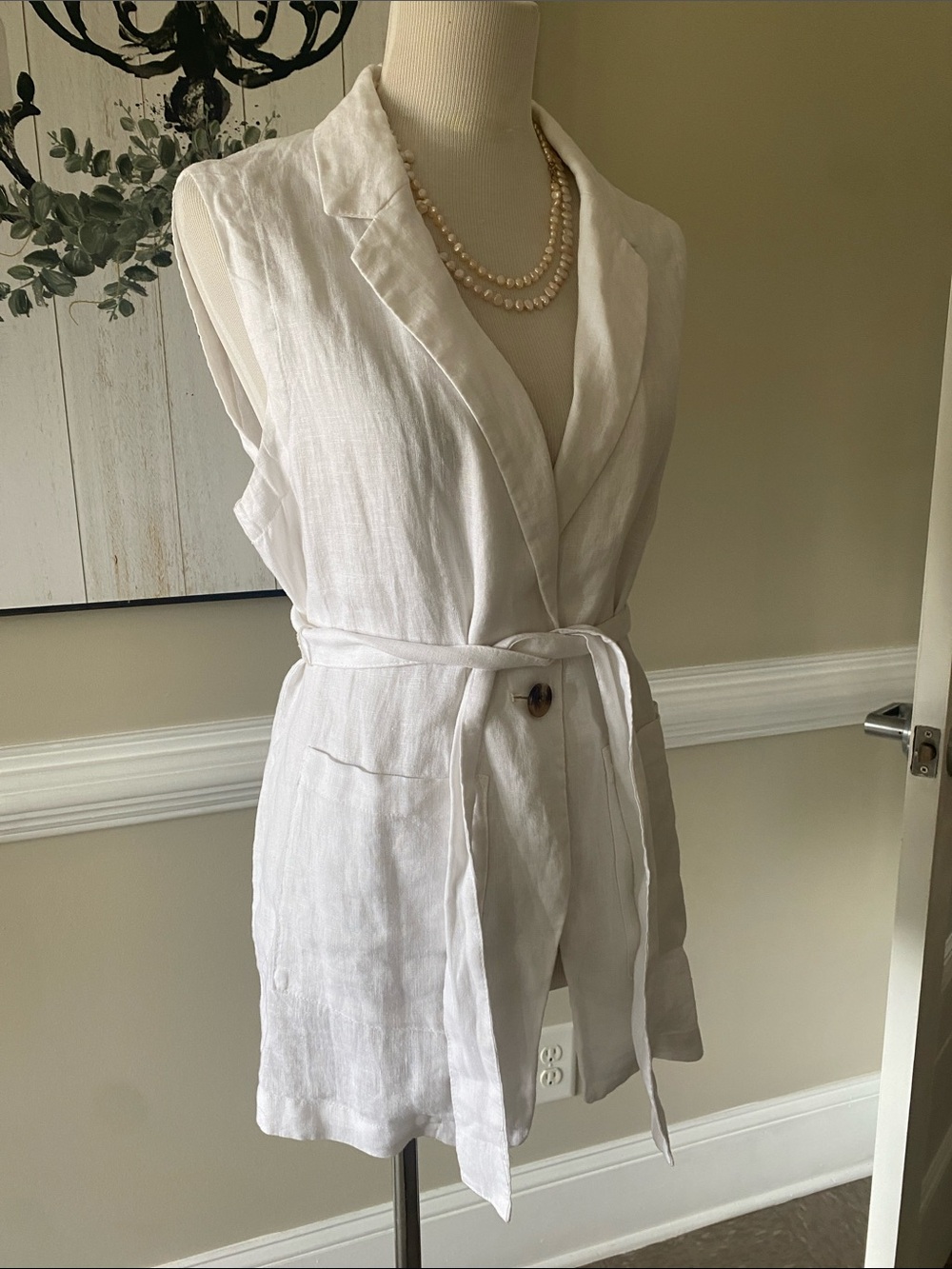 Tahari White Sleeveless Linen Blazer Vest with Belt